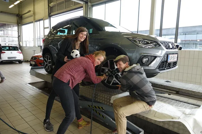 Da Bernie und das Autohaus Paier der Grazer Wohngemeinschaft der Kleinen Zeitung auch ein Leih-Auto für Wochenendausflüge zur Verfügung stellt, stand die Süd- und Weststeiermark-Tour unter dem Motto „Fit in Herbst und Winter“. Zunächst galt es für Nora, Vera und Cedrick, sich der Herausforderung zu stellen und den Seat Arona vom Autohaus Paier für den Winter fit zu machen.