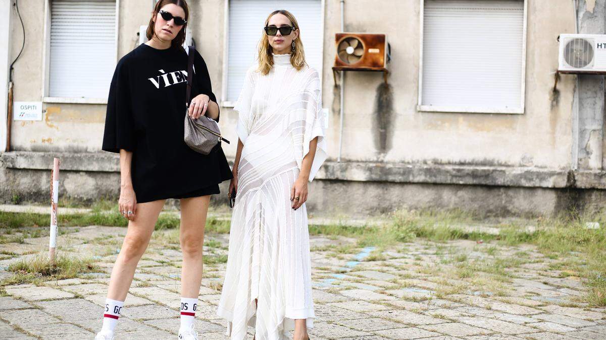 Auch bei Fashion-Shows sieht man immer wieder weiße Socken und Sneaker 