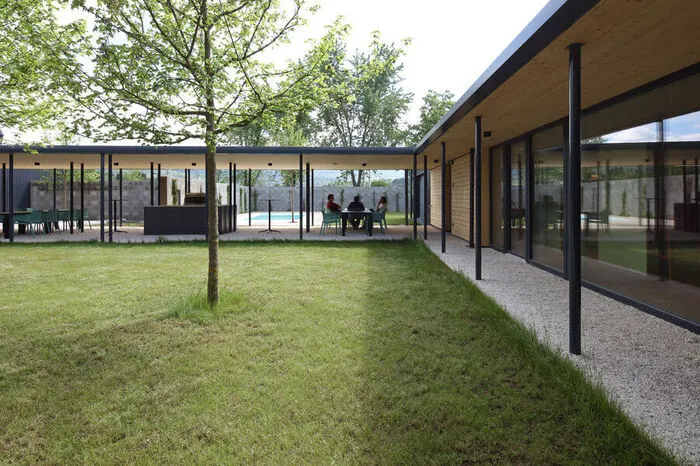 Der überdachte Laubengang im Hof erlaubt Arbeiten im Freien, Kommunikationstechnik wie Wifi und eine ebenso kommunikative Outdoorküche inklusive