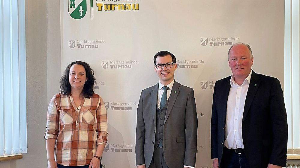 In Turnau wurden am Donnerstag die Gemeindevorhaben 2022 von Bürgermeister Stefan Hofer (Mitte), Vizebürgermeister Berthold Strobl (rechts) und Gemeindekassiererin Yvonne Zapf (links) präsentiert