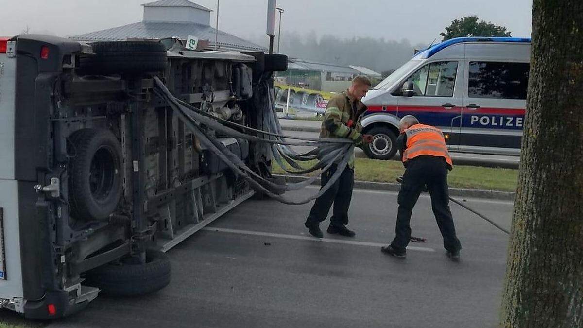 Der Transporter wurde mittels Kran wieder aufgerichtet