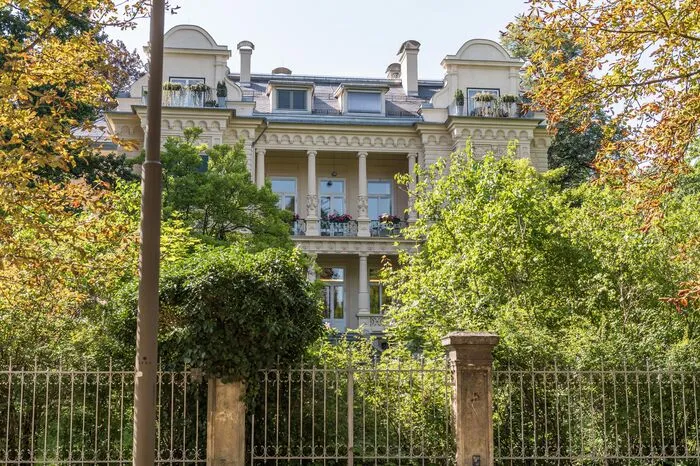 Schubertstraße/Ecke Herdergasse: Die herrschaftlich wirkende Sitz im Neorenaissancestil gehört Angehörigen einer Graz Familiendynastie, zu der auch ein ehemalige Staatsoperndirektor und Dirigent sowie ein berühmter Schauspieler (in einer Trilogie ist Romy Schneider seine Partnerin) gehören.