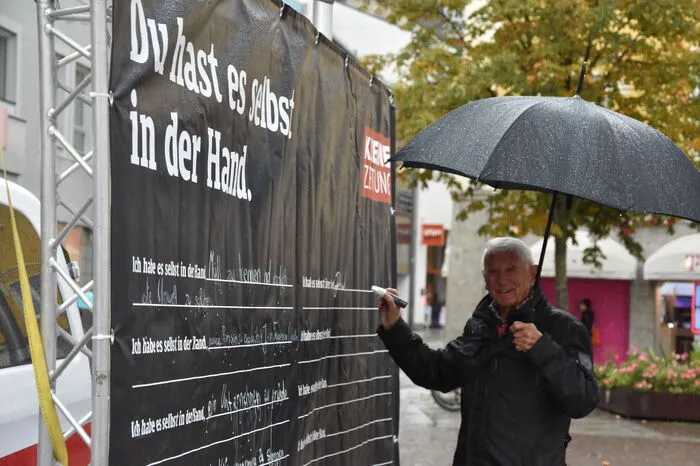 Die Besucher schrieben ihre Gedanken an die Wand.