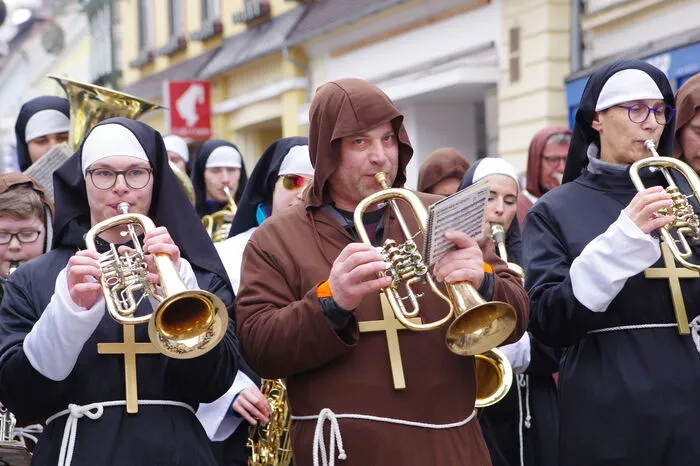Die Musiker in ungewohnter Uniform, aber mit den gewohnten Noten.