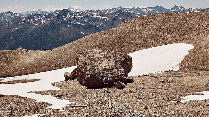 Nein, wir sind nicht auf dem Mond gelandet. Und auch nicht in Osttirol falsch abgebogen plötzlich in der Sahara. So plötzlich, wie das üppige Grün entlang des Sudetendeutschen Höhenwegs in ein ödes Braun übergeht, wähnt man sich in der Wüste – ist aber in der staubtrockenen Urlandschaft des Dürrenfelds.
