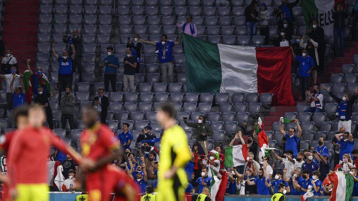 Zehntausende Fans dürfen im Londoner Wembley-Stadion wirklich live mitfiebern, wenn Italien auf Spanien trifft