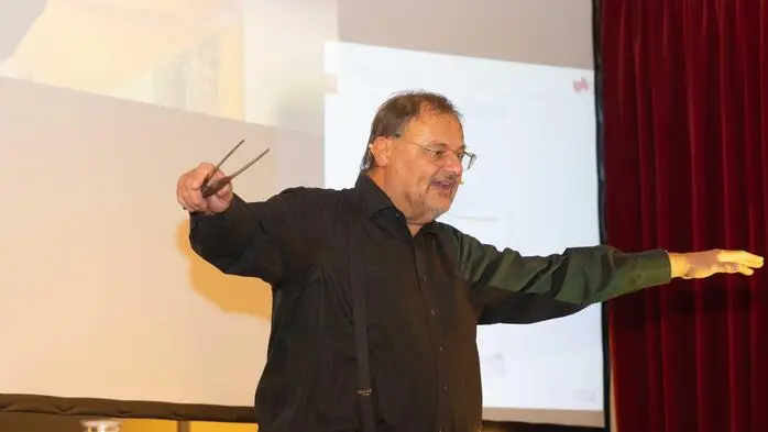 Gernot Pottlacher begeistert mit 4. Pöllauer Experimentier-Vorlesung.