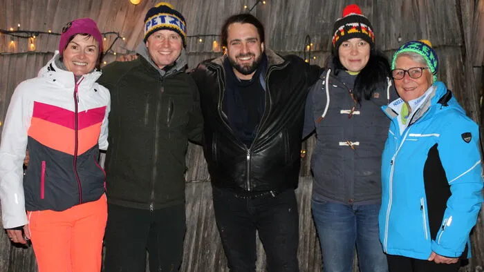 Von links nach rechts: Carina Tschaitschmann (Verba Magna Übersetzungs- und Kommunikationsagentur), Klaus Tschaitschmann (Moderator), Remo Zauchner (Sänger) und das Organisationsteam der Petzen-Bergbahnen rund um Andrea Skuk und Sonja Goltnik