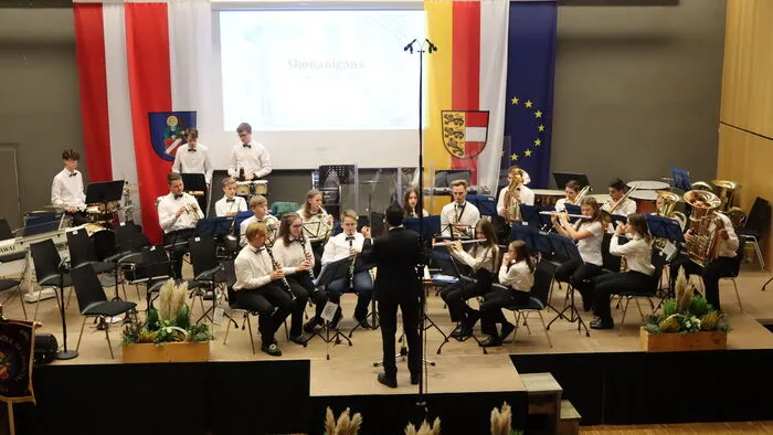 Das Jugenblasorchester St. Andrä mit Kapellmeister Kevin Seah eröffnete das Herbstkonzert im Rathausfestsaal St. Andrä.