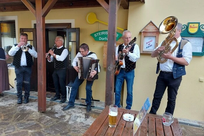 Am Sonntag, 30. Juli, wird weitergefeiert: Frühschoppen ab 11 Uhr mit dem Musikverein "Edelweiß" Schöder und der "Pfarrgemeinderatsmusik" vor dem Gasthof.