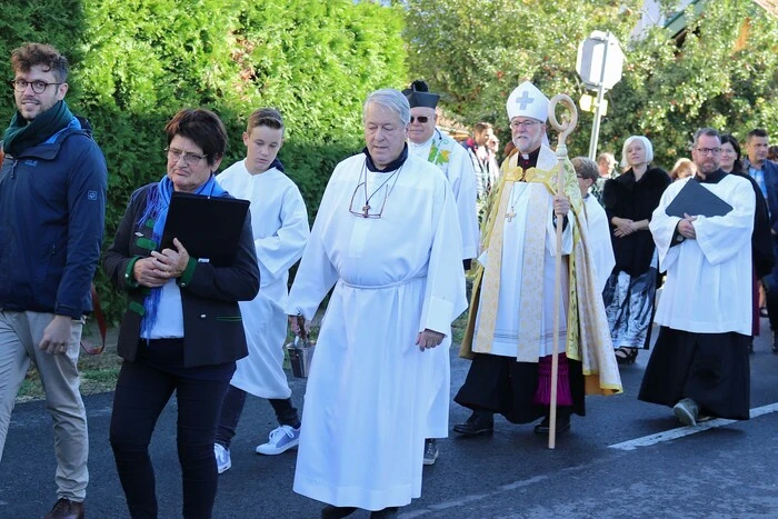Auch Diözesanbischof Dr. Josef Marketz war im festlichen Zug von Untereberndorf nach Maria Rojach mit dabei. 