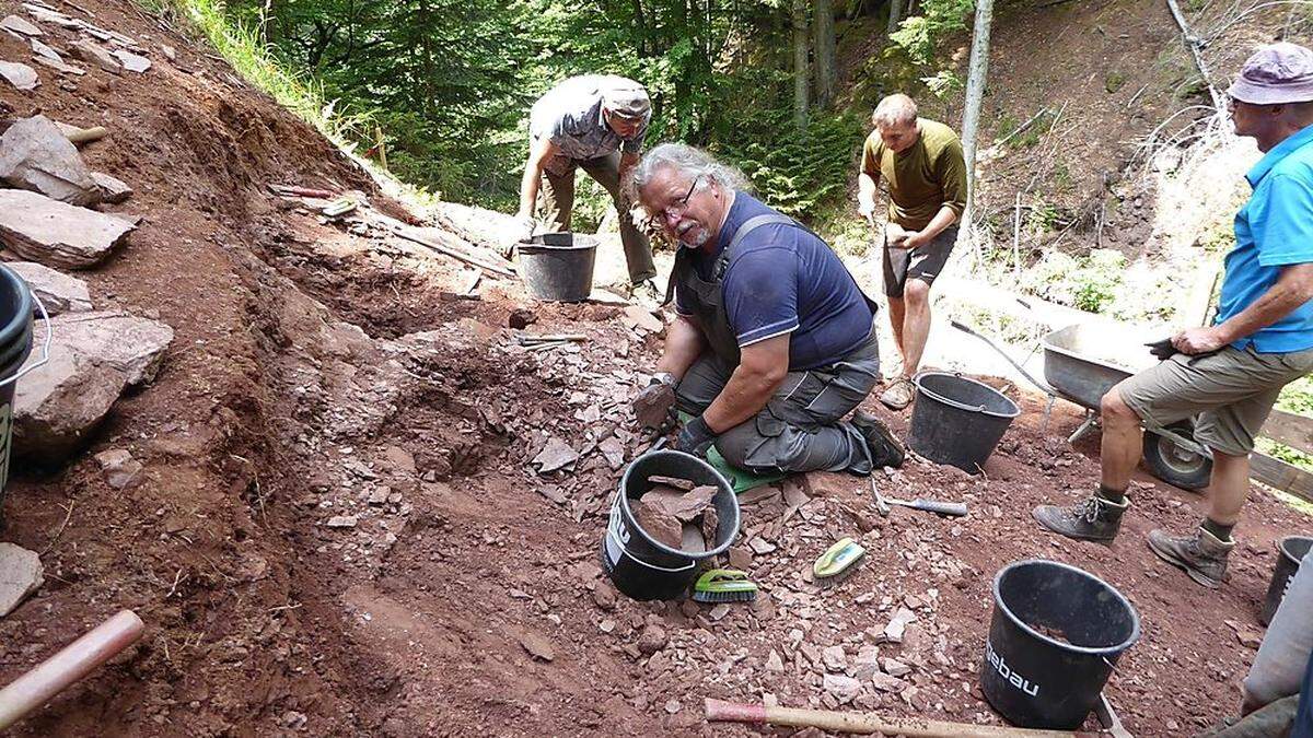 Werner Vielgut mit Ehrenamtlichen bei der Arbeit