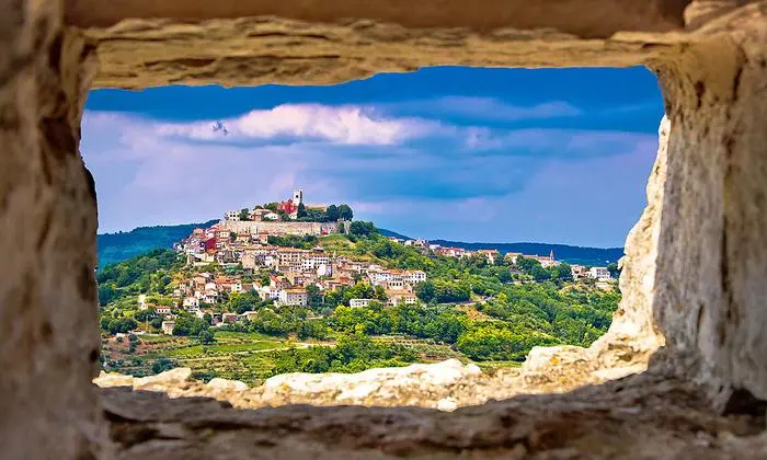 Stolz thront Motovun über dem Tal der Mirna. Am Fuß des Hügels beginnen sich die Weingärten zu erstrecken
