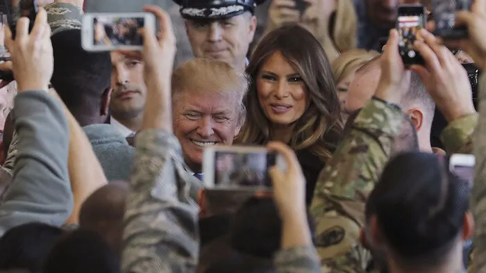 . Einige hundert amerikanische und japanische Soldaten bereiteten ihm am Sonntagvormittag (Ortszeit) auf dem US-Militärstützpunkt Yokota einen begeisterten Empfang.