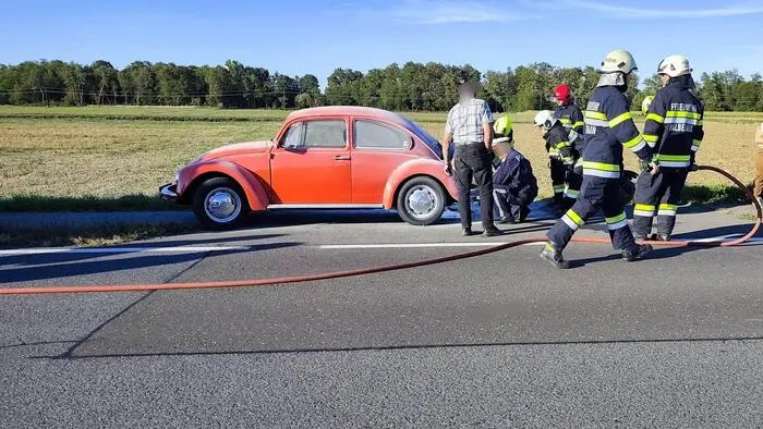 Ein Passant löschte das Feuer im Motorraum eines VW Käfers auf der B 69, Höhe Donnersdorf (Gemeinde Halbenrain)