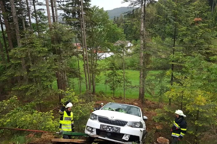 Beim Unfall in Strallegg am 21. Mai gegen 4.50 Uhr kam ein Pkw von der Gemeindestraße zwischen Miesenbach und Strallegg ab und stürzte rücklings über die Böschung.