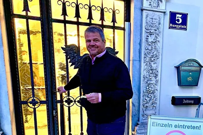 Bürgermeisterkandidat Gerhard Köfer am Vorwahltag am Weg ins Rathaus Spittal
