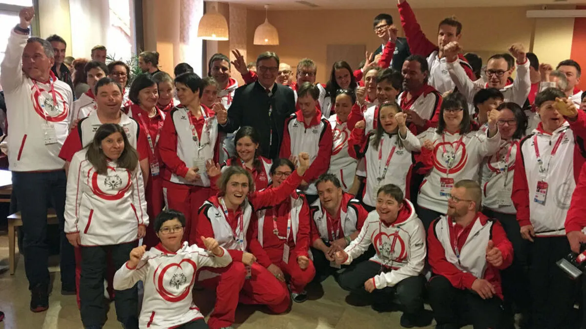 Günther Platter mit der österreichischen Alpin-Delegation der Special Olympic Winter Games. 