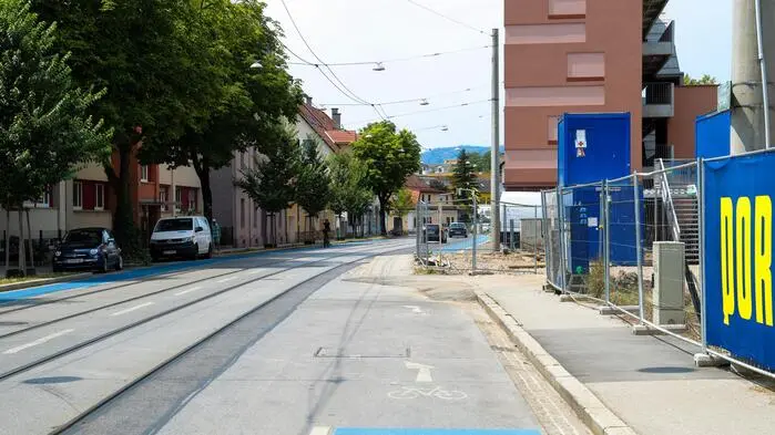 Das Haus, das für eine Engstelle in der Petersgasse sorgte, ist weg. Jetzt ist dort ein Bauzaun und eine Baulücke