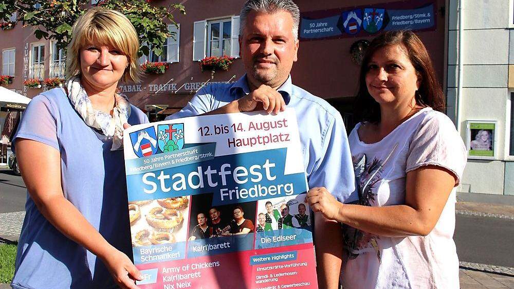 Karin Hofer, Bürgermeister Wolfgang Zingl und Birgit Obermann freuen sich auf das 3-Tages-Fest