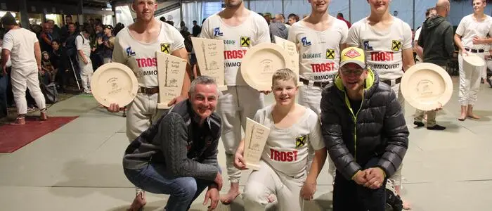 Die Osttiroler Ranggler mit ihren Trophäen
