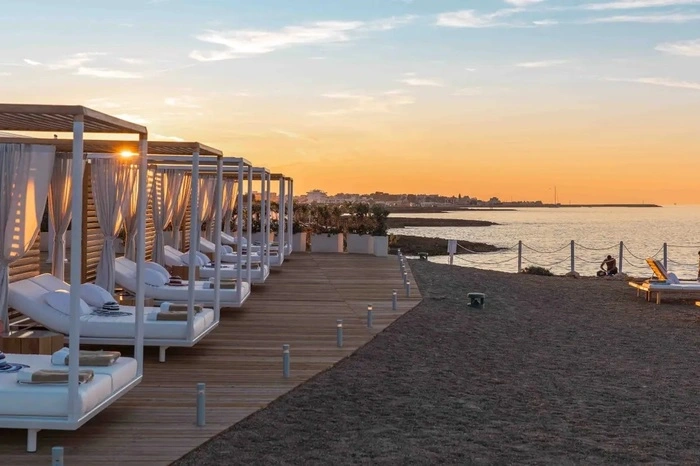 Der Beachclub des Hotels Pettolecchia in Savelletri in Apulien ruft für einen Pavillon für bis zu vier Personen 300 Euro pro Tag auf.