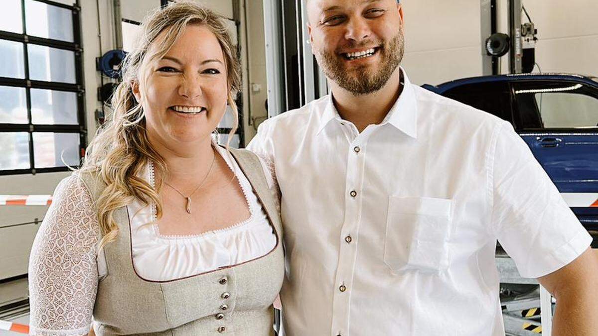 Die neue Geschäftsführerin Katrin Rossegger mit ihrem Vorgänger und Car-Shop-Inhaber Christian Kniewasser