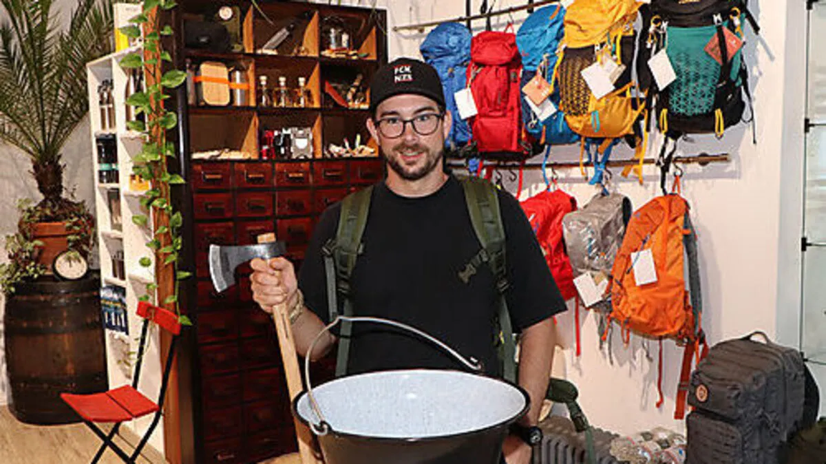 Tobias Bernhard hat einen Einzelhandel für Outdoor-Ausrüstung eröffnet