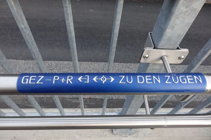 Sie bietet eine gute Verkehrsanbindung für Rad-, Auto- und Busfahrende.
