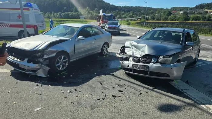 Drei Personen erlitten bei einem Verkehrsunfall auf der B72 Verletzungen unbestimmten Grades