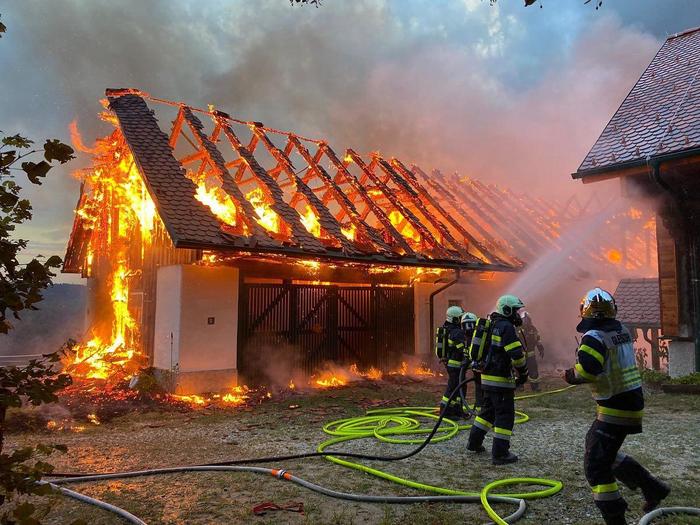 125 Feuerwehrleute standen im Einsatz, das Wirtschaftsgebäude war nicht mehr zu retten