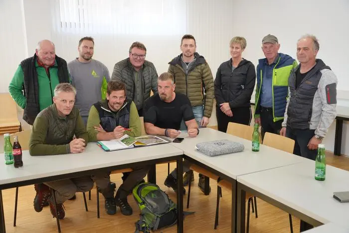 Mehrere Personen an einem Tisch