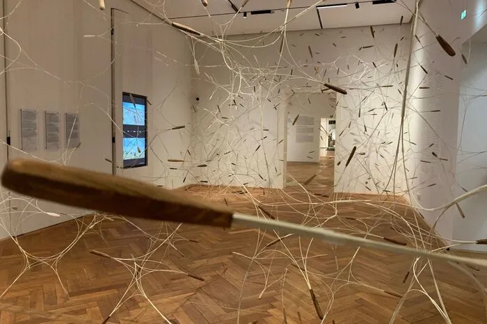 Installation. Das Anthropozän ist das Zeitalter der Menschen. Gemeint ist damit, dass wir großen Einfluss auf die Umwelt ausüben und den Klimawandel herbeiführen. Der Klagenfurter Künstler Kristoffer Stefan hat eine raumfüllende Installation geschaffen, die angegriffen und verändert werden kann. Der glasfaserverstärkte Kunststoff spannt sich durch einen ganzen Raum im 1. Stock und macht vor allem bei Kindern großen Eindruck – die Veränderung, die man an der Skulptur vornimmt, setzt gleich eine Vielzahl von Reaktionen in Gang.