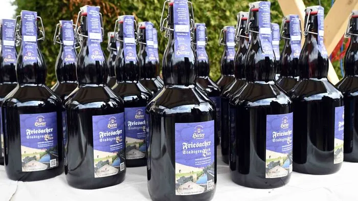 Der Verein "Rettet den Stadtgraben in Friesach" lud zu einer Bierverkostung und der Präsentation der Stadtgrabenuhr.