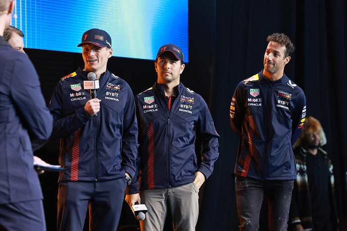 Die beiden Red Bull Piloten Max Verstappen und Sergio Perez mit Testfahrer Daniel Ricciardo.