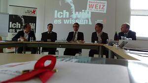 Rüdiger Taus (rechts) lud zur Präsentation der Aids-Hilfe-Tour in die Bezirkshauptmannschaft