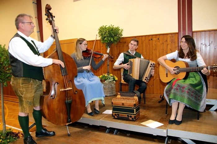 Als musikalische Gratulanten waren die Familienmusik Reisl (Foto) aus Lieboch sowie...