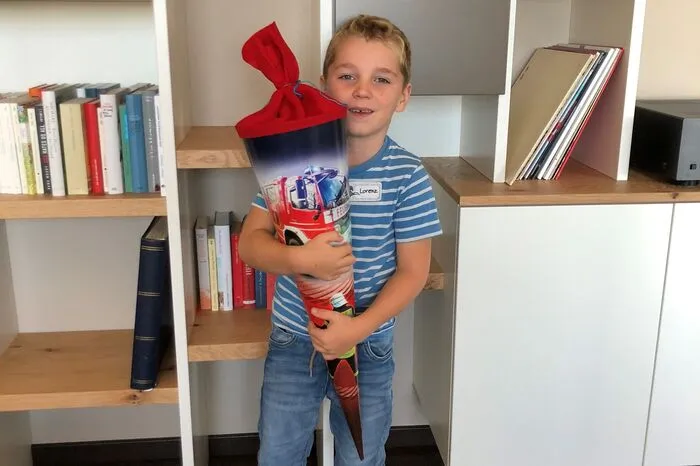 Stolz präsentiert Lorenz seine Feuerwehr-Schultüte. Er besucht die 1. Klasse der Volksschule Gnas.  Wir suchen die steirischen Taferlklassler. Lesen Sie hier, wie Sie mitmachen können und laden Sie hier Bilder hoch!