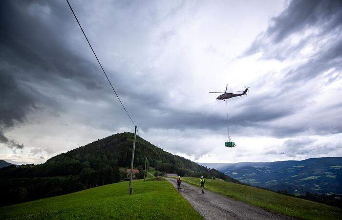 Ein Black Hawk-Hubschrauber fliegt Aggregate und Strommasten in abgelegene Orte
