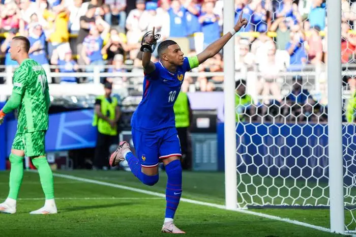 celebrate the goal, Torjubel zum 1:0 Kylian MbappÃ Frankreich, France, 10 - Dortmund 25.06.2024: Frankreich vs. Polen, EURO2024 M32, Gruppe D, EM-Arena Dortmund *** celebrate the goal, goal celebration for 1 0 Kylian MbappÃ France, France, 10 Dortmund 25 06 2024 France vs Poland, EURO2024 M32, Group D, EM Arena Dortmund