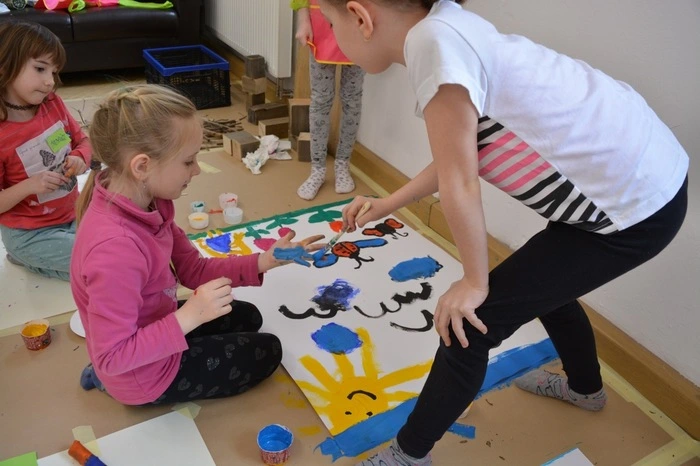 In den unterschiedlichsten Workshops und auf den verschiedensten Plätzen und Orten in Kapfenberg können Kinder coole Dinge machen, fantasievolle Werke entstehen lassen, malen und tanzen, kochen und herumtheatern, Comics und Mangas zeichnen, einen Trickfilm animieren, Hula Hoop Reifen um die Hüften schwingen lassen. Kurzum: Alles, was ihre Fantasie anregt und ihre Welt bunter und lustiger macht!