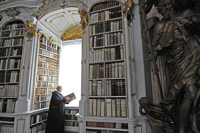 Der Bibliothekssaal beherbergt ca. 70.000 Bände. Der gesamte Bücherbestand des Stiftes umfasst an die 200.000 Bände.