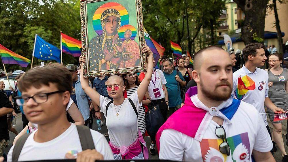 Ein Bild der &quot;entweihten&quot; Maria bei der ersten Gay Pride-Parade im polnischen Plock im August 2019