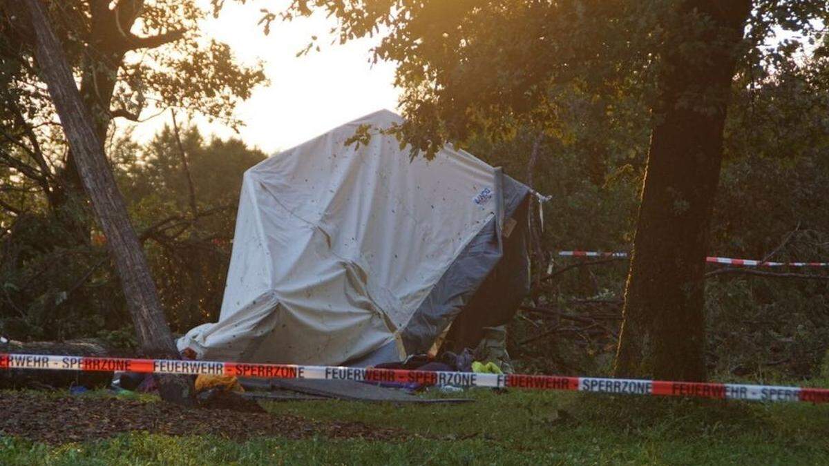 Ein Absperrband der Polizei umgibt das beschädigte Zelt auf dem Gelände des Jugendzeltlagers.