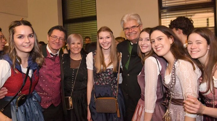 Die Jugend feierte, hier mit dem LK-Präsidenten und dem Bürgermeister