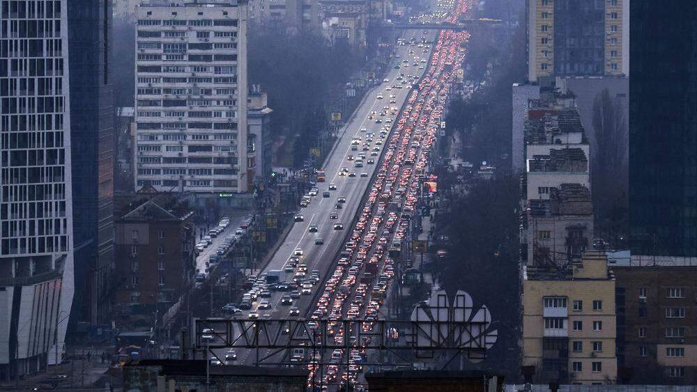 Volle Straßen: Tausende Kiewer verlassen die Stadt. 