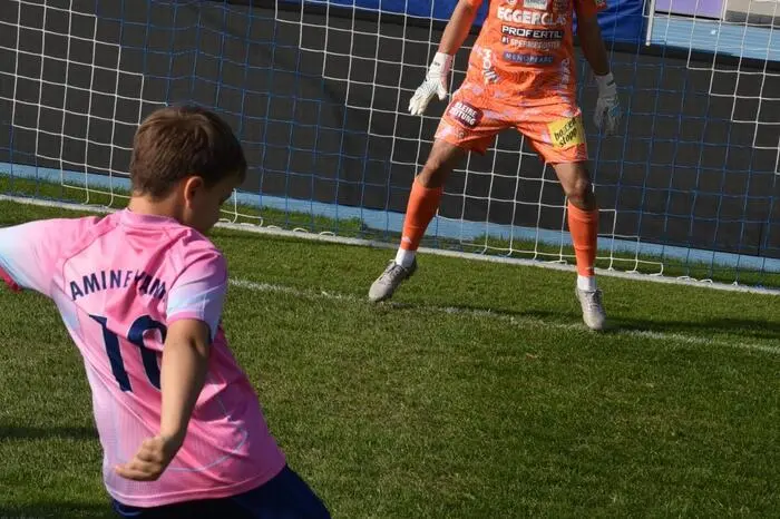 Die Kinder hatten auch die Möglichkeit Torhüter Luca Maric zu bezwingen