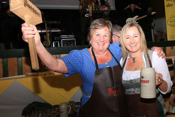 Den Bockbieranstich nahmen Bürgermeisterin Eva Leitold und die Vizepräsidentin des steirischen Skiverbandes, Renate Götschl, vor