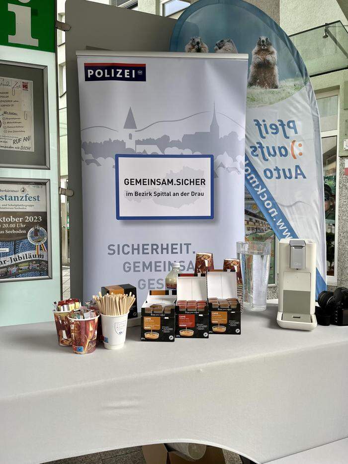 Vor dem Gemeindeamt wurde Kaffee von der örtlichen Polizei ausgeschenkt