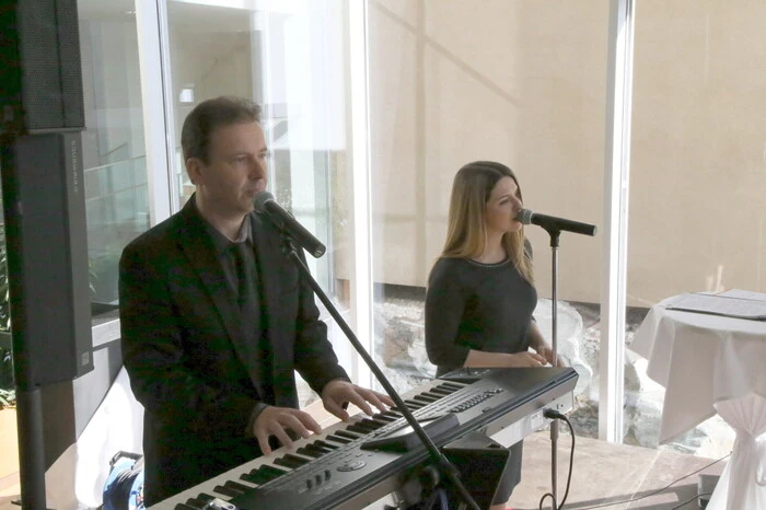 Musikalisch aufgelockert wurde das Fest durch das Duo „Wellenlänge“. 